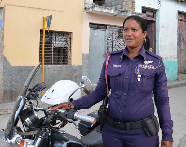 Con 23 años, Lesyani Berroa Hernández es la única mujer de la provincia de Sancti Spíritus que se desempeña como patrullera, Cuba, 3 de junio de 2016. ACN FOTO/Oscar ALFONSO SOSA/sdl